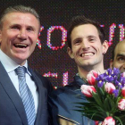Lavillenie (derecha) sonríe junto a Bubka tras batir el récord del mundo de salto con pértiga que el ucraniano estableció en 1993.