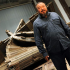 El artista chino Ai Weiwei ante una obra suya en el Haus der Kunst de Munich, Alemania