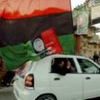 Seguidores del partido de la fallecida Benazir Bhutto ondean banderas en las calles de Rawalpindi