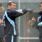 Queiroz conversa en una sesión de entrenamiento con los jugadores madridistas Portillo y Zidane