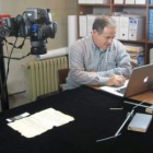 Un técnico de Imagen MAS, durante la digitalización de legajos del archivo municipal.