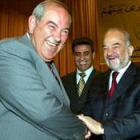 El primer ministro saliente, Iyad Alawi (a la izquierda) saluda a su sucesor, Ibrahim al Yafari
