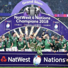 El equipo irlandés celebra el triunfo sobre Inglaterra que le dio el Grand Slam en el Seis Naciones.