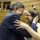 Ximo Puig y Mònica Oltra se dan un abrazo, este jueves, antes de la constitución de las Corts valencianas.