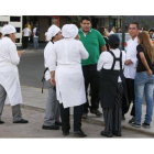 Trabajadores de un restaurante salen a la calle, en la ciudad de Talca, tras el fuerte seísmo que ha tenido lugar hoy en el centro de Chile.