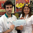 Sergio González entrega el cheque con los 4.000 euros.
