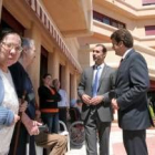Antón y Riesco saludan a los residentes del centro público del Temple