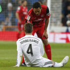 Bacca se interesa por el estado de Sergio Ramos, lesionado para dos meses en el duelo ante el Sevilla.