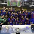 Los jugadores del Barcelona Lassa, con la Copa del Rey de balonmano tras iderrotar en la final al Naturhouse