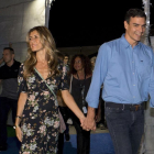 El presidente del Gobierno, Pedro Sánchez, y su esposa, Begoña Gómez, en el festival de Benicassim, en Castellón, este viernes por la noche. /