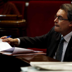 El presidente de la Generalitat, Artur Mas, consulta unos papeles en el Parlamento catalán.