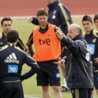 Del Bosque da instrucciones a los jugadores en el entrenamiento celebrado ayer antes de partir hacia