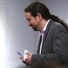 El líder de Unidas Podemos, Pablo Iglesias, tras reunirse con el presidente del Gobierno en funciones, Pedro Sánchez, en la Moncloa.