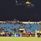 Un helicóptero de la Policía sobrevuela el estadio de Malabo entre una lluvia de objetos.