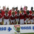 El Benfica posa con el trofeo de campeón al término de la final.