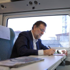 Rajoy toma notas en el AVE que le ha llevado a Zamora.