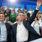 Pablo Casado con Alberto Núñez Feijóo, ayer en Galicia. SALVADOR SAS