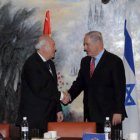 El ministro Moratinos y el primer ministro israelí Netanyahu en la Knesset.