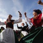 Una de las múltiples demostraciones de baile tradicional celebradas en las comarcas leonesas el año pasado. JESÚS F. SALVADORES