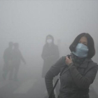 Una mujer sufre la contaminación en Harbin, al norte de China.