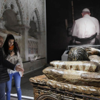 Dos personas contemplan una de las obras de "Reconciliare" la exposición de Las Edades del Hombre, que actualmente puede verse en Cuéllar (Segovia).