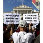 Portugueses congregados frente al Parlamento.