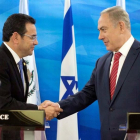 Jimmy Morales y Benjamin Netanyahu durante una reunión en Jerusalén, en noviembre del 2016.