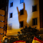 Imagen de la sombra de una peineta sobre la fachada de la sede del PSOE. BORJA SÁNCHEZ TRILLO