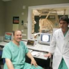 Los doctores Víctor Magadán y Óscar Balboa en las instalaciones de la unidad de Radiología