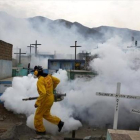 Un operario fumiga el cementerio de Carabayllo, en Lima, en la campaña contra el zika.