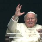Juan Pablo II bendijo a los fieles varias veces antes de ser retirado de la ventana de su estudio