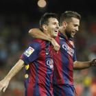 Lionel Messi, a la izquierda, celebra su primer gol ante el Elche con Jordi Alba.