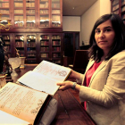 Rebeca Fernández Rodríguez, en la Real Biblioteca con los dos manuscritos.