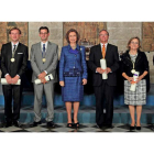 José Javier Chamorro (a la izquierda) y María José Alonso, con la Reina y el resto de los premiados ayer en Valencia.