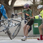 Ciclistas luchan contra el fuerte viento para que sus bicicletas no salgan volando.