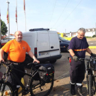 Dos voluntarios sujetan las bicicletas de atención al peregrino.