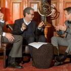 Pablo Isla, en el centro, con Matt Damon, a su derecha, y Gary White, a la izquierda, este jueves en Davos.