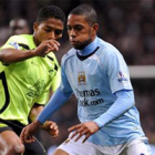 Robinho, del Manchester City, lucha por el balón.
