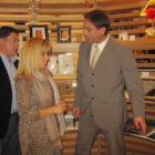 El director del centro, José Ramón Ortiz, junto a Isabel Carrasco en la presentación en Mansilla.