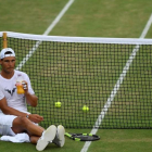Rafael Nadal, sobre la reseca hierba de Wimbledon, en el descanso de un entrenamiento de este domingo.
