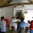 El interior de la ermita de Parajís, con el ángel y el demonio al fondo.