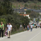 Turistas recorrían el sábado tres kilómetros a pie para llegar. AFB