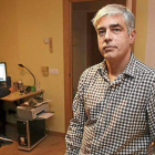 Adolfo en su casa en la que dentro de pocas semanas residirán sus hijos la mitad del tiempo.