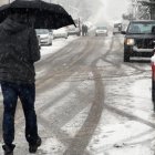 Un hombre se protege de la nieve con un paraguas en Lérida, en una nevada en el 2013.