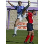 Calleja pugna por hacerse con el balón ante un jugador benaventano