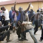 Los inmigrantes se dirigieron hacia el Ceti de Melilla entre cánticos y muestras de júbilo.