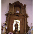 El retablo de San Antonio, a la izquierda, es del XVII. A la derecha, el retablo sin policromar que sufre la acción de insectos xilófagos.