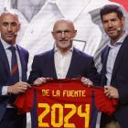 Luis de la Fuente, en su presentación como seleccionador, junto a Rubiales y Albert Luque. HIDALGO