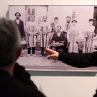 El director del museo explicó a los asistentes la exposición fotográfica.