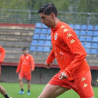 Raúl Llona, muy atento al entrenamiento de la Cultural en el Área Deportiva de Puente Castro. J. NOTARIO